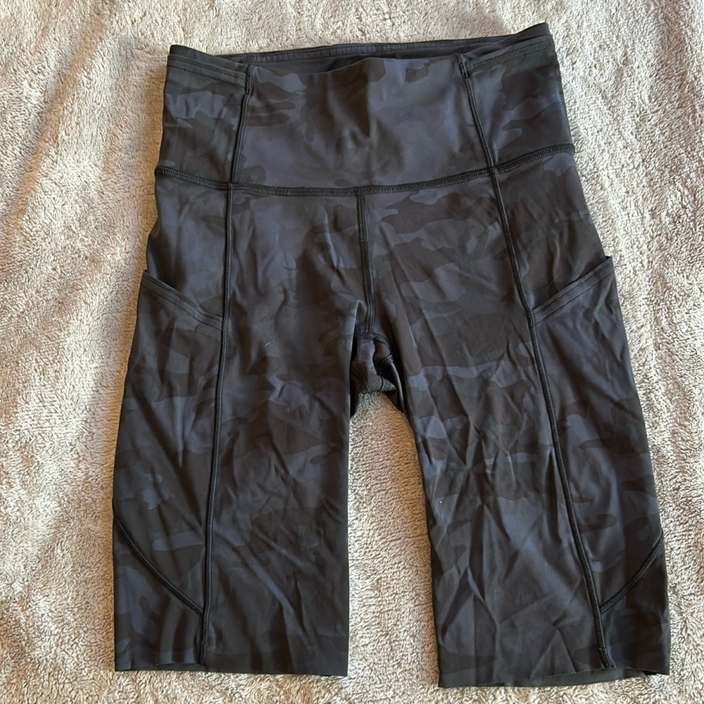 Lululemon Small/4 Camouflage Shorts with Pockets